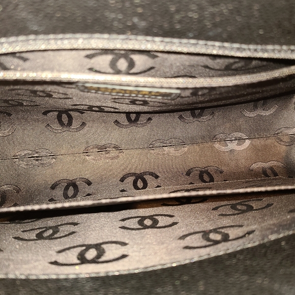 CHANEL Shoulder Bag - Picture 2 of 11